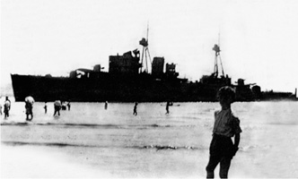 Foto &laquo;Afonso de Albuquerque&raquo; encalhado na praia de Alg&eacute;s, ap&oacute;s ter sido atingido