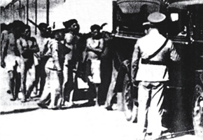 Doca do Bom Sucesso. Entrada dos marinheiros nas camionetas da pol&iacute;cia. A foto correu mundo mas n&atilde;o apareceu em nenhum jornal portugu&ecirc;s da &eacute;poca.