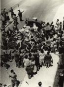 À sombra do regime crescem as grandes fortunas, enquanto o povo é sujeito às graves condições de exploração, empobrecimento, fome e miséria: «assalto à fruta»