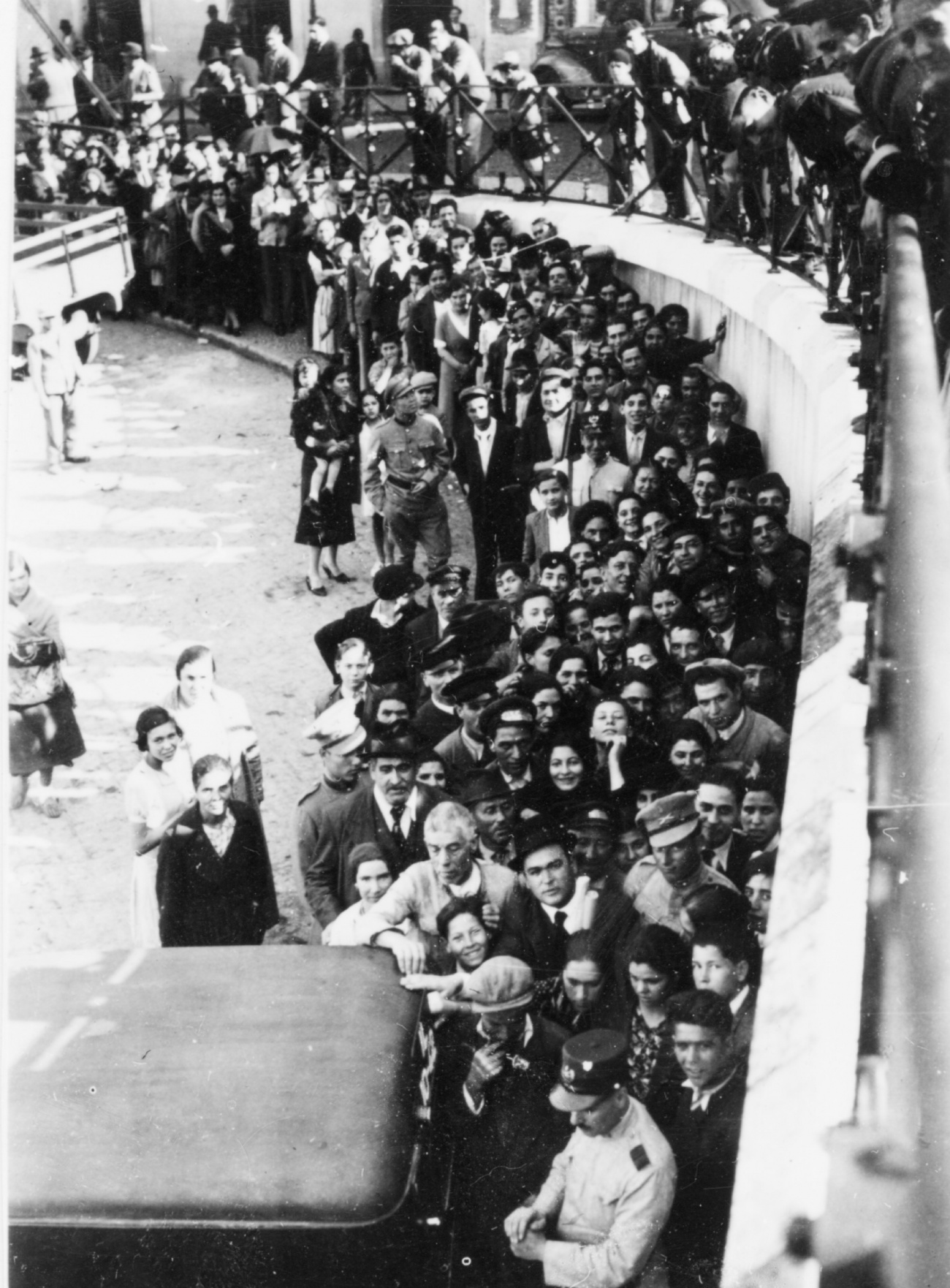 Filas para levantar encomendas no período da 2.ª Guerra Mundial