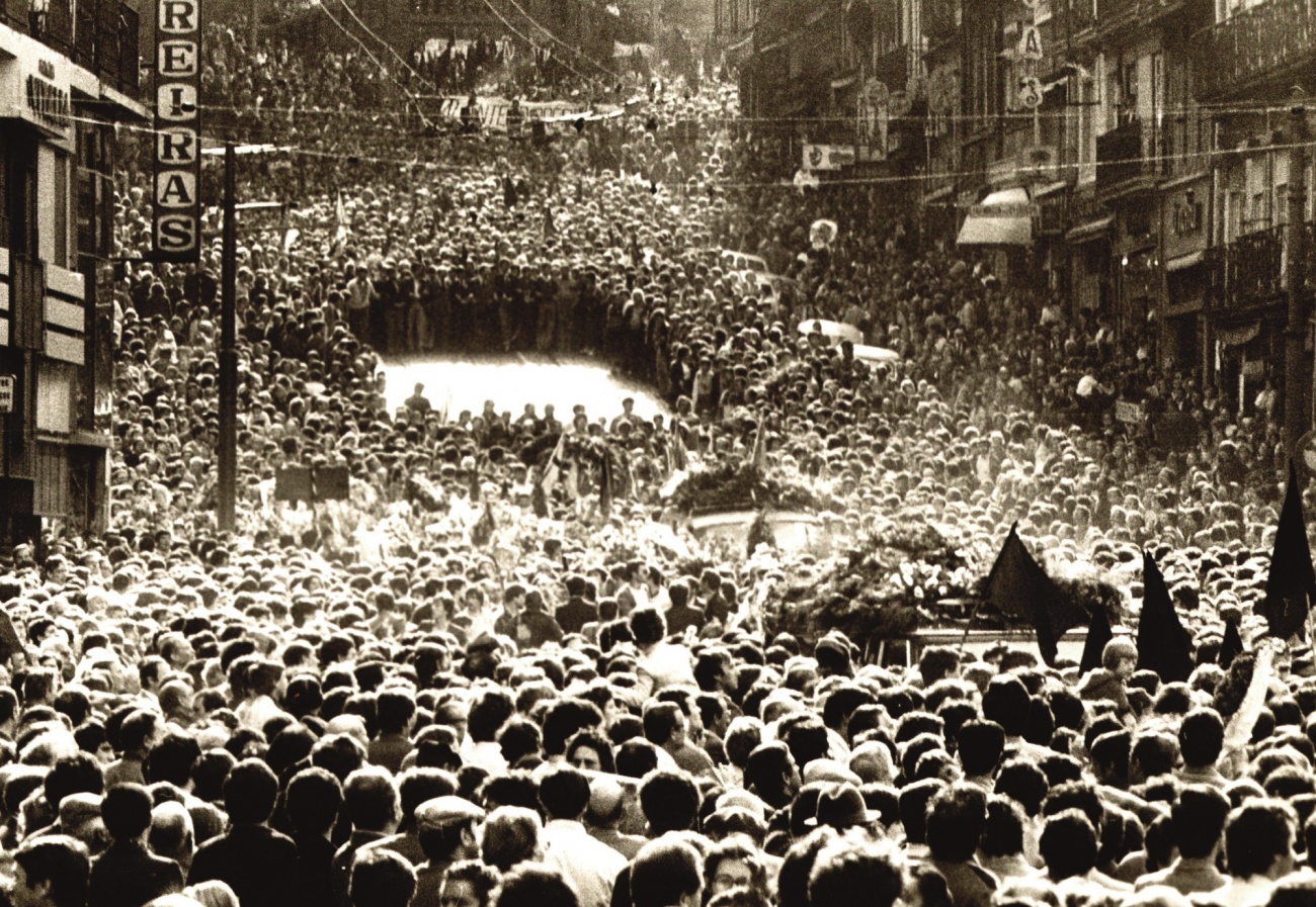 Funeral em Maio de 1982 dos dois jovens assassinados no Porto