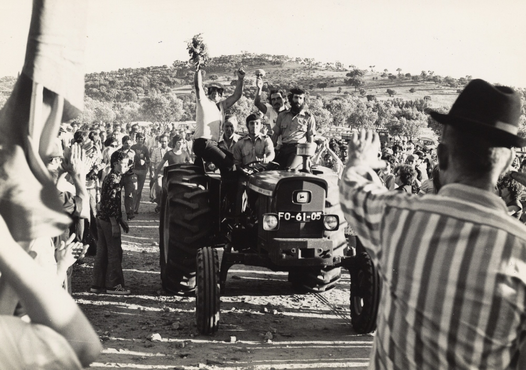 Entrega de tractores à Reforma Agrária