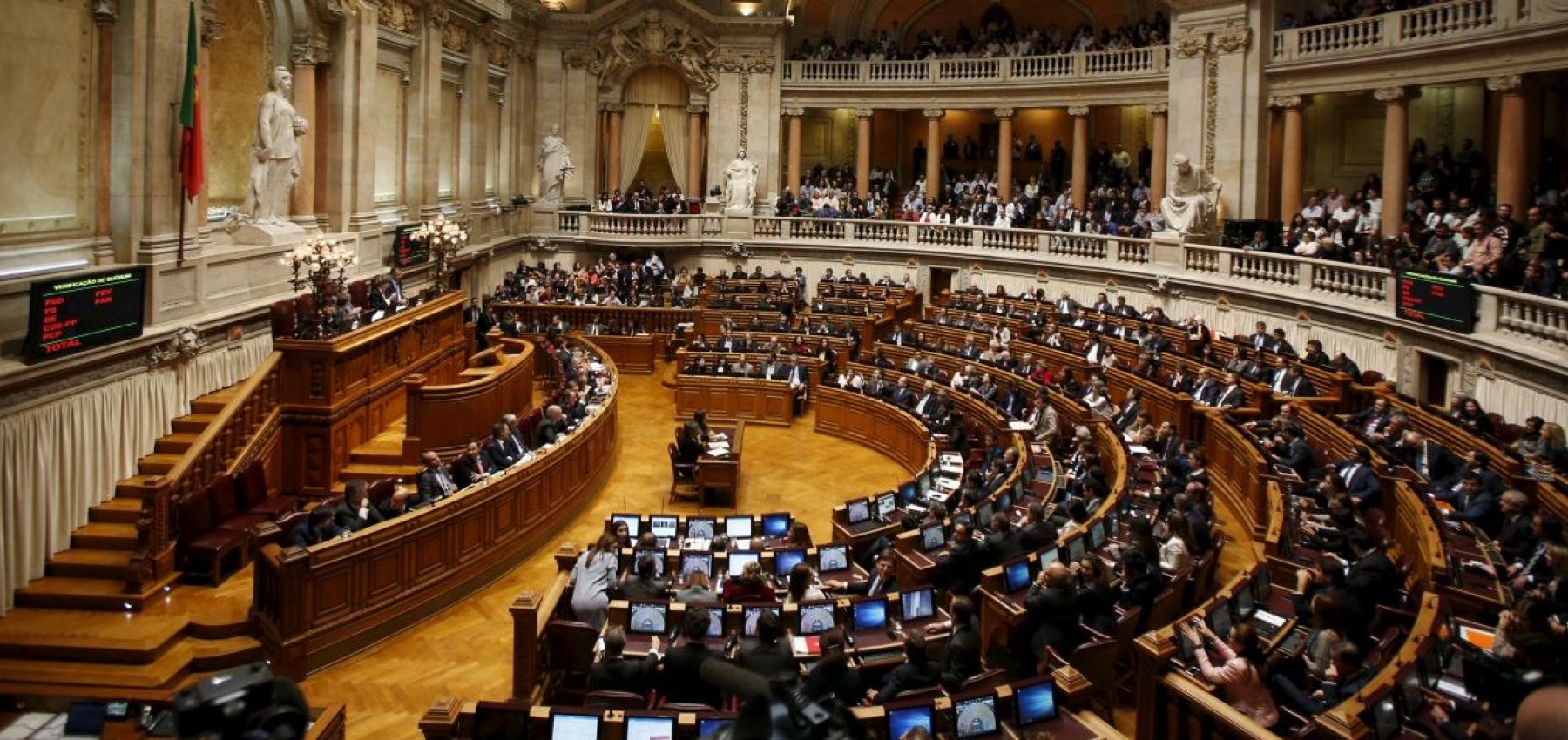 Política geral centrada na falta de pessoal nos serviços públicos