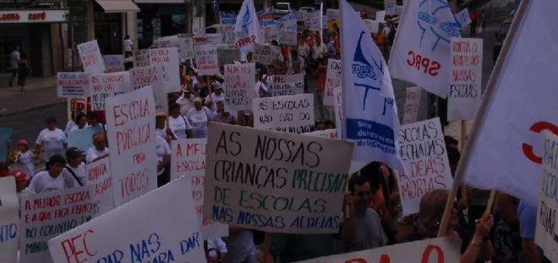 Manifestação em Viseu contra fecho de escolas