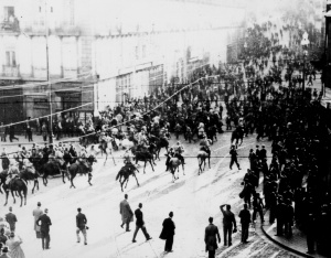 O fascismo reprime brutalmente todas as manifestações de descontentamento