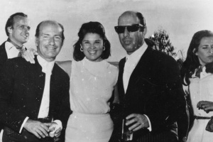 Festa de milionários sob o fascismo. A ostentação, a corrupção e o esbanjamento definem o modo de vida dos monopolistas e dos seus serventuários. Ao fundo, F.P. Balsemão