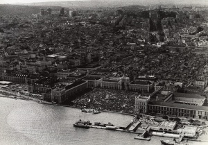 Manifestação de apoio às conquistas da revolução no Terreiro do Paço, em Lisboa, em 16 de Novembro de 1975