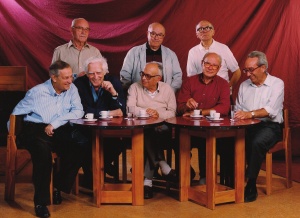 Dirigentes do PCP que integraram o núcleo central que assegurou a direcção do trabalho do Partido durante largos anos na clandestinidade e no processo da Revolução de Abril. Da esquerda para a direita, sentados: Octávio Pato, Álvaro Cunhal, José Vitoriano, Joaquim Gomes e Blanqui Teixeira; de pé: Jaime Serra, Sérgio Vilarigues e Dias Lourenço (foto de Eduardo Gageiro de Outubro de 1998 oferecida pelo autor ao PCP e publicada pela primeira vez no Avante! de 22 de Abril de 1999)