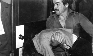 Repressão sobre os manifestantes na noite de 30 de Abril de 1982, no Porto, de que resulta o assassinato de dois trabalhadores: Pedro Vieira e Mário Gonçalves