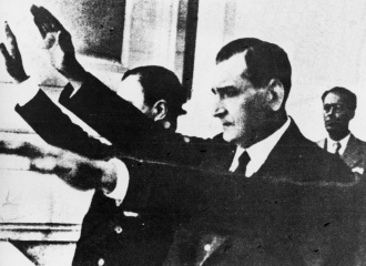 Salazar faz a saudação nazi