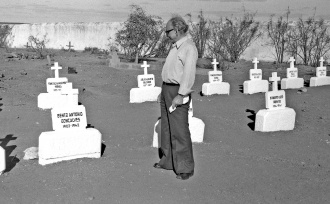 Francisco Miguel, o último preso português do Campo de Concentração do Tarrafal, junto da campa de Bento Gonçalves