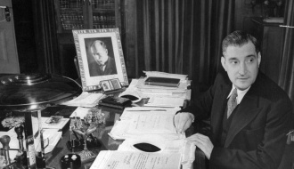 Salazar tem à sua secretária o retrato de Benito Mussolini