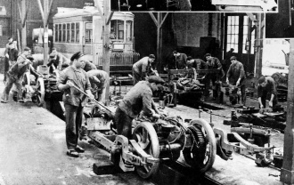 Operários em laboração nas oficinas da Carris em Lisboa