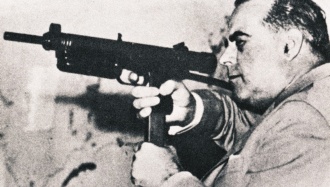 O PIDE Silva Pais treina-se (a PIDE era uma organização de assassinos profissionais)