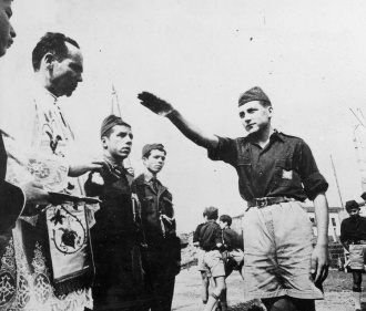 Elemento da Mocidade Portuguesa faz saudação nazi