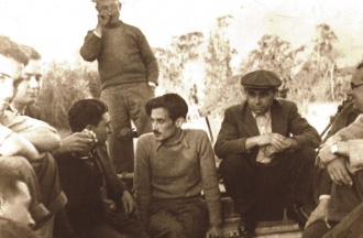 Ao centro, Soeiro Pereira Gomes a falar com Álvaro Cunhal num dos «passeios no Tejo»