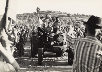 Entrega de tractores à Reforma Agrária