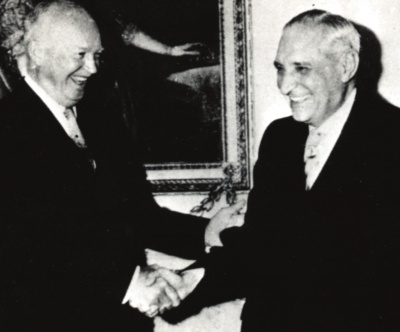 Eisenhower e Salazar. Ex-aliado de Hitler, Salazar é agora instrumento do imperialismo, de quem recebe o apoio de que necessita para manter o poder
