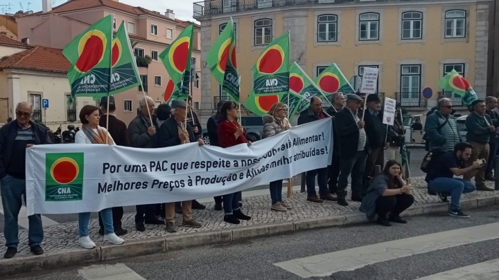 Agricultores em luta frente à Assembleia da República