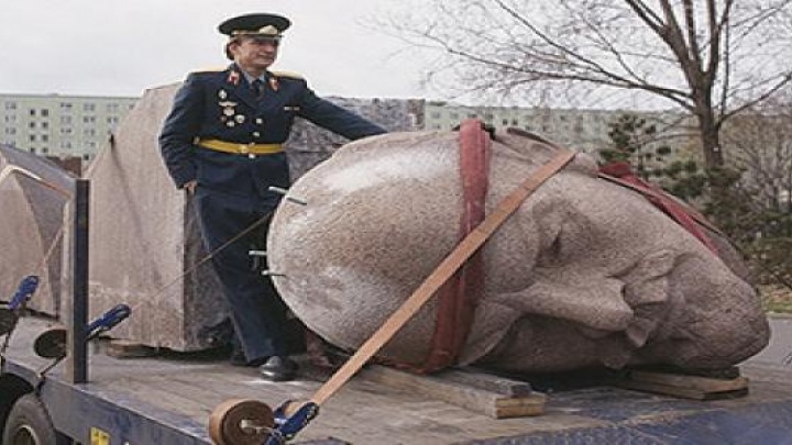 “Anticommunism won’t pass!” 