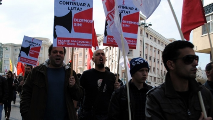Jovens trabalhadores preparam o caminho para a manifestação de 11 de Fevereiro