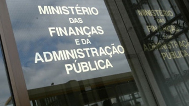 Sobre as extinções, fusões e integrações de organismos do Estado inscritas no relatório do OE para 2011