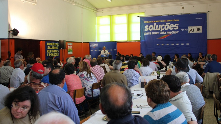 Os programas do PS, PSD e CDS são produtos das mesmas opções políticas e económicas determinadas pela subordinação aos grupos económicos