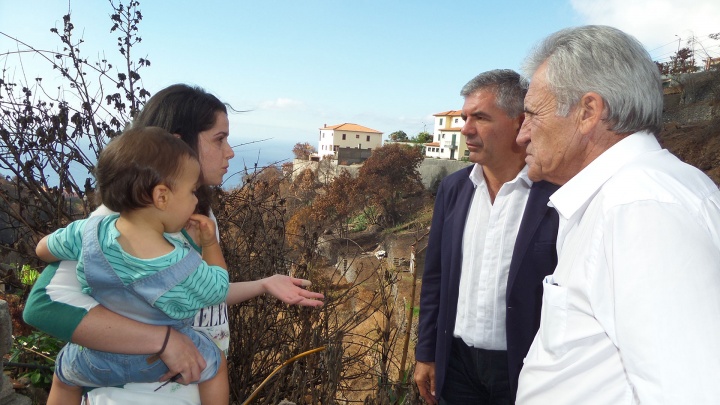 Jerónimo de Sousa contacta com as populações das zonas afectadas pelos incêndios no Funchal