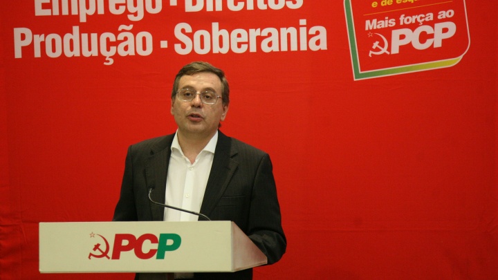 «A política fiscal alternativa, proposta pelo PCP ao povo português, rompe com o favorecimento do grande capital e alivia os impostos que recaem sobre os trabalhadores e o povo»
