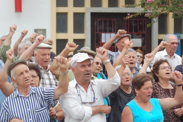 Concentração contra o encerramento dos CTT no Couço