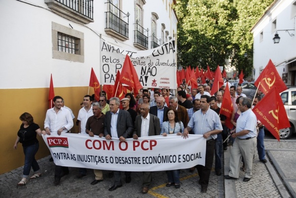Desfile em Évora com o PCP na rua contra as injustiças e o desastre económico e social