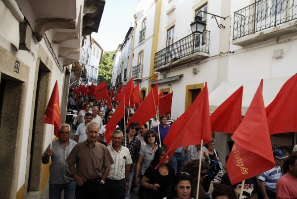 Desfile em Évora com o PCP na rua contra as injustiças e o desastre económico e social