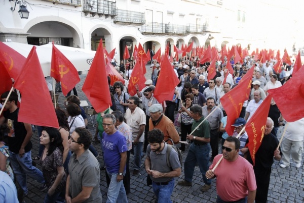 Desfile em Évora com o PCP na rua contra as injustiças e o desastre económico e social