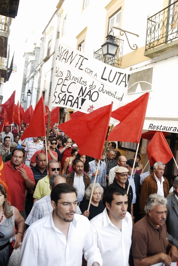Desfile em Évora com o PCP na rua contra as injustiças e o desastre económico e social