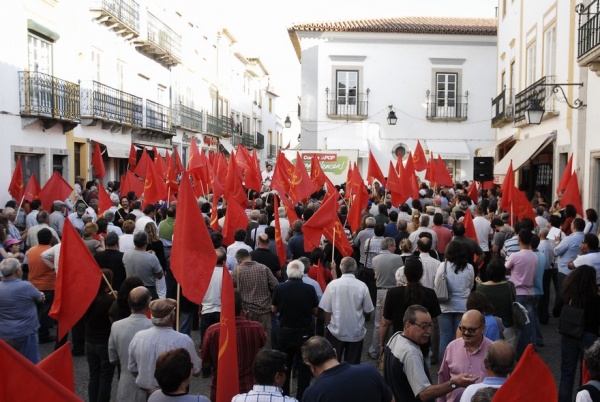 Desfile em Évora com o PCP na rua contra as injustiças e o desastre económico e social