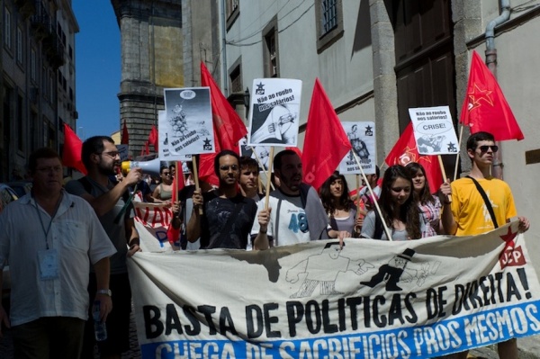Desfile no Porto "Contra as injustiças e o desastre económico e social"