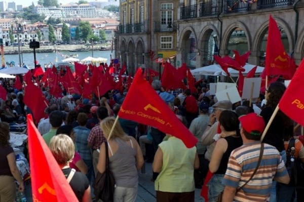 Desfile no Porto "Contra as injustiças e o desastre económico e social"