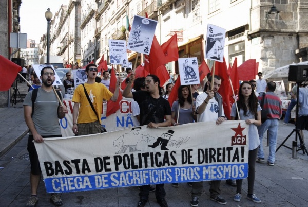 Desfile no Porto "Contra as injustiças e o desastre económico e social"