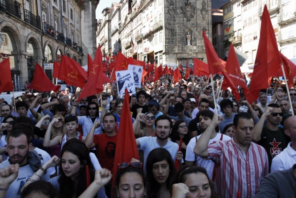 Desfile no Porto "Contra as injustiças e o desastre económico e social"