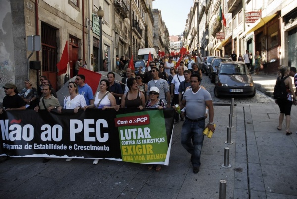 Desfile no Porto "Contra as injustiças e o desastre económico e social"