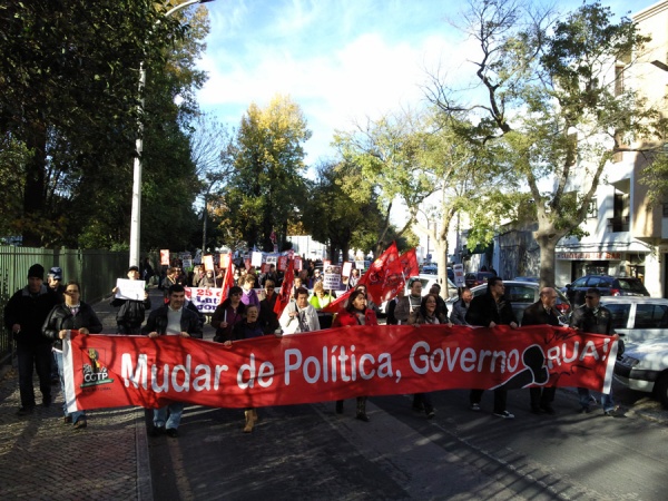 Em Almada, os trabalhadores e reformados saíram à rua para reprovar o Orçamento do Estado