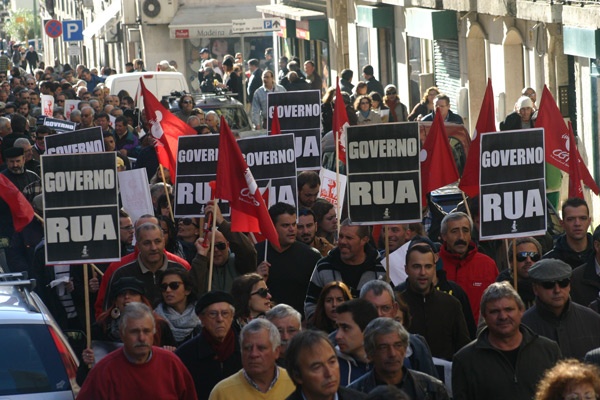 Manifestação em frente à Assembleia da República