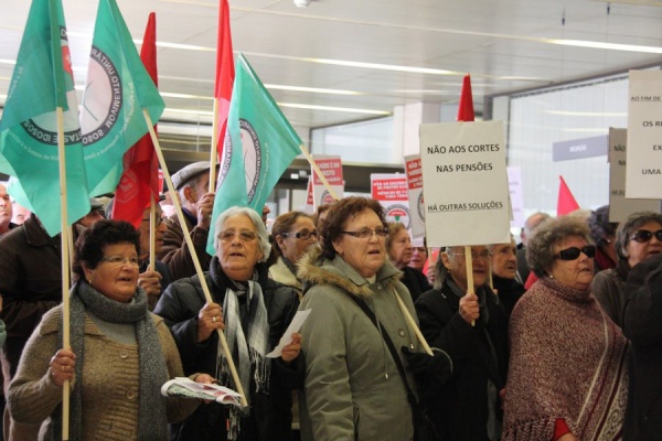 Nas instalações da Segurança Social em Beja reformados em protesto contra o corte nas reformas e pensões