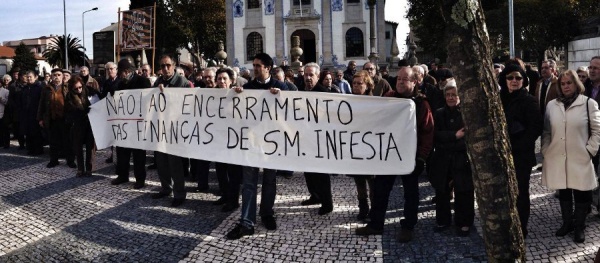 Desfile em S. Mamede de Infesta contra o encerramento da Repartição de Finanças