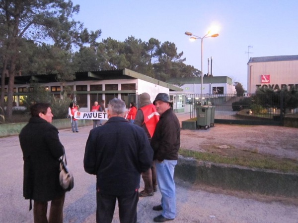 Piquete de Greve na empresa Tovartex (têxtil) em Ovar.