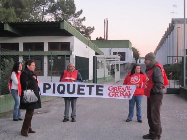 Piquete de Greve na empresa Tovartex (têxtil) em Ovar