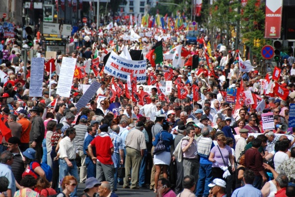 Mais de 300 mil contra a política de direita