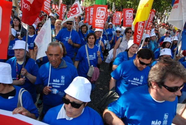 Mais de 300 mil contra a política de direita