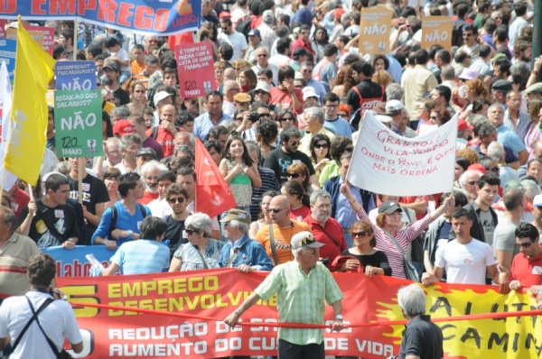 Mais de 300 mil contra a política de direita