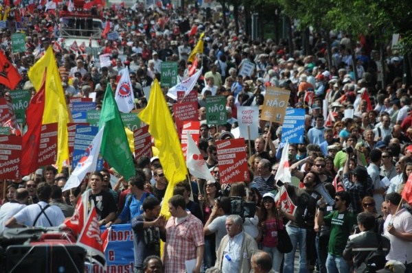 Mais de 300 mil contra a política de direita